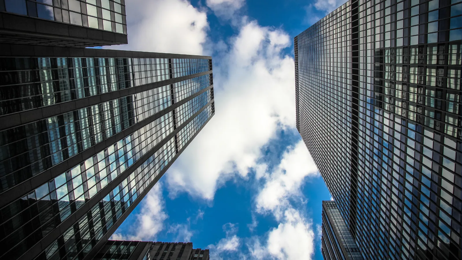 Clădiri corporate reflectând cerul — standarde globale GS1