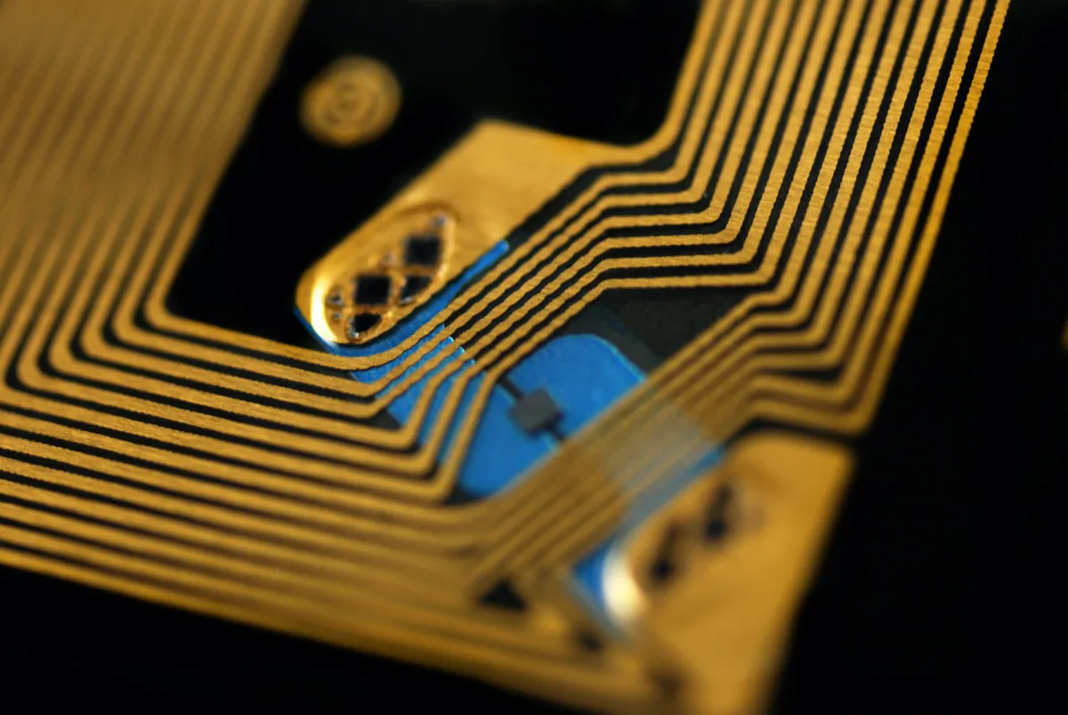 Cip RFID — antenă și microcip pentru identificare prin radiofrecvență